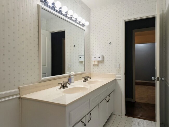 Building Photo - Spacious 4-Bed Home in Bethany with Solar Panels!