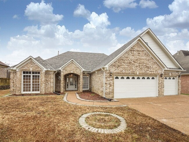 Primary Photo - GORGEOUS 4 bed, 3.5 bath home near Macon a...