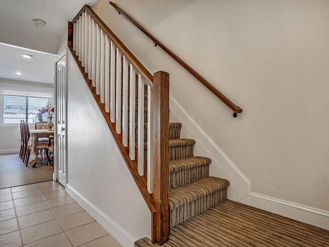 Building Photo - "Charming 3-Bed, 2- in Lakewood -