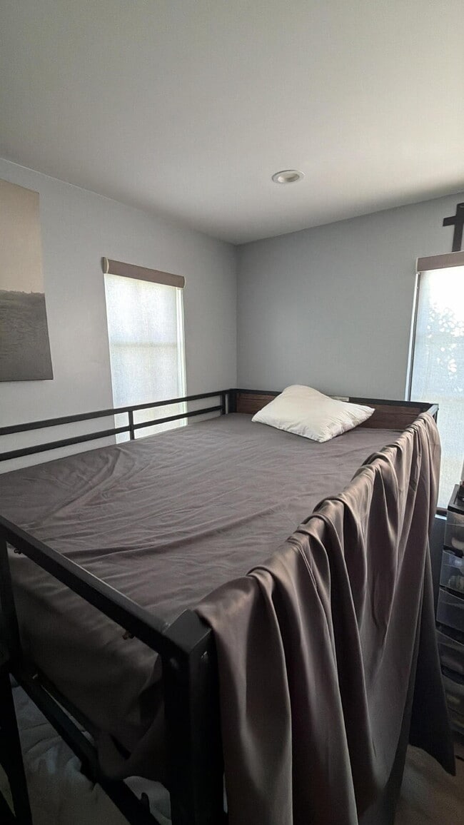 Building Photo - Larchmont Village Membership Community Shared Room