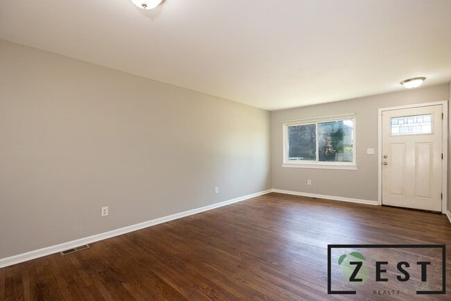 Building Photo - 3 BED 1 BATH HOME OPEN HOUSE FRIDAY 10/17/...