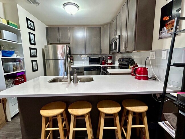 Building Photo - 1849 Green Bay Rd