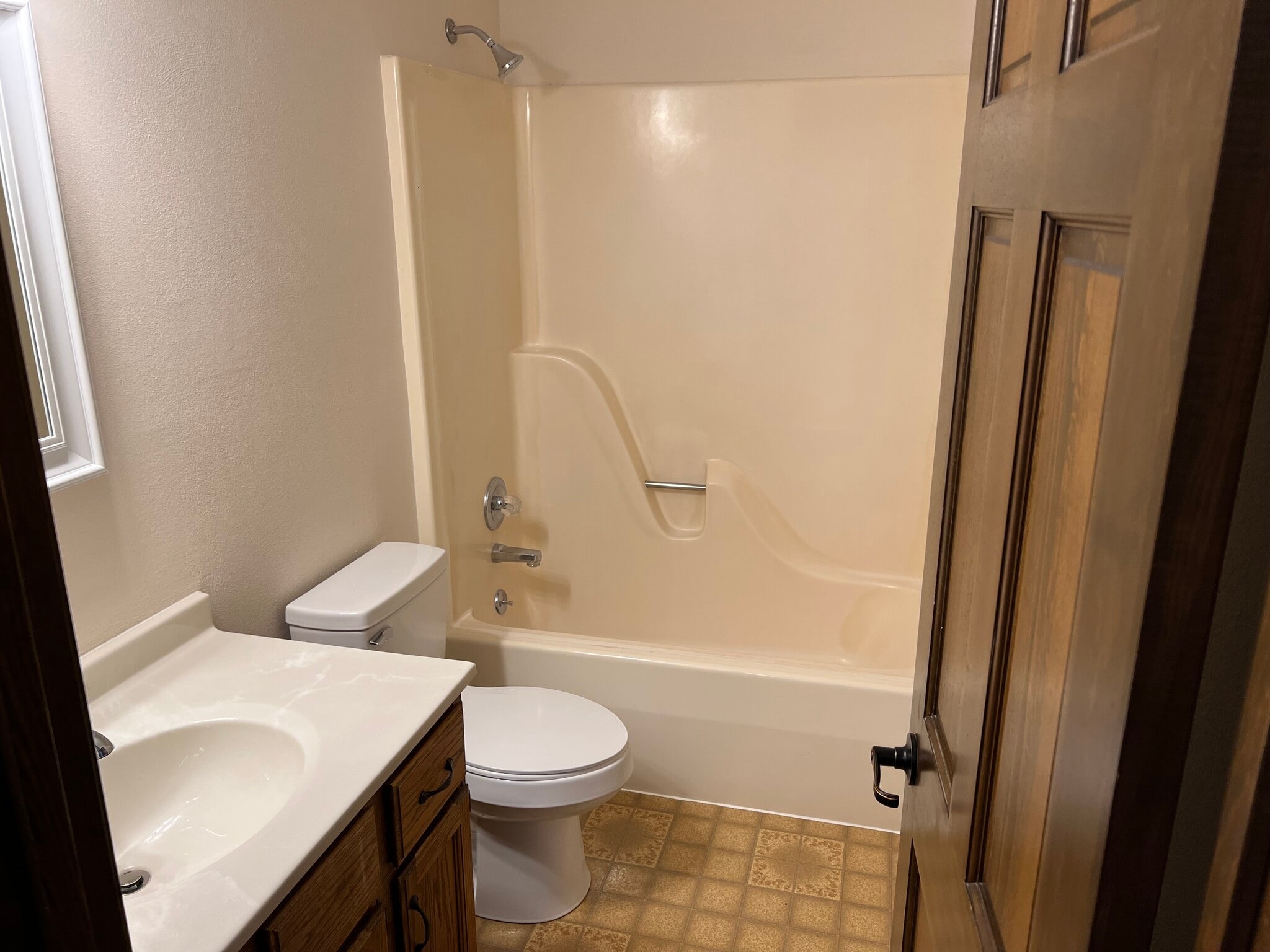 Building Photo - 709 Oak Trl