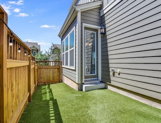 Building Photo - PRELEASING FOR BEGINNING OF JUNE! Walking Distance to Fun, Food and Friends!