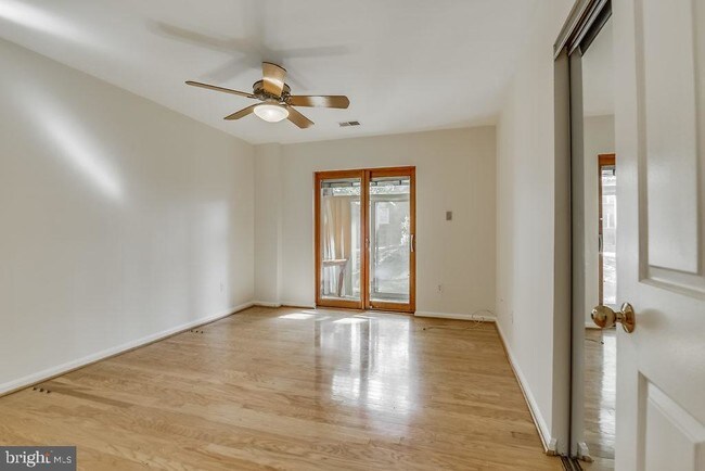 Building Photo - 1809 N Uhle St