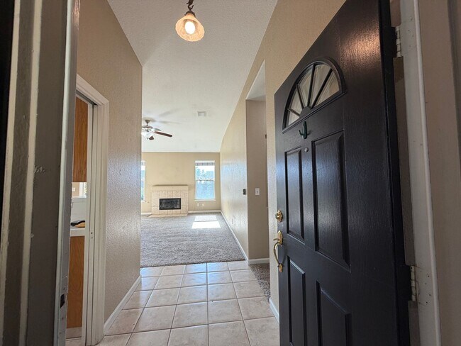 Building Photo - Single story home in Salida!