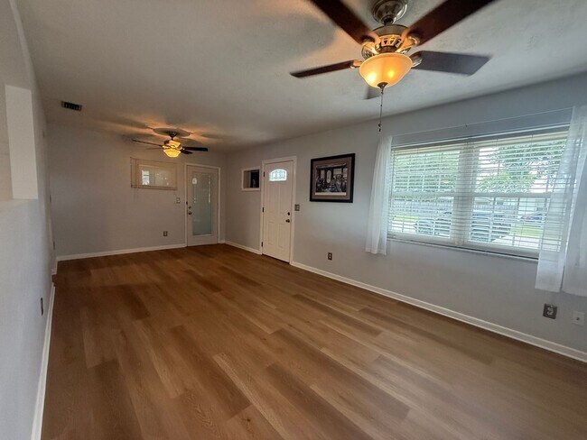 Building Photo - 3 Bedroom 2 Bathroom Updated Deltona Home GREAT Location Available IMMDEIATELY!!