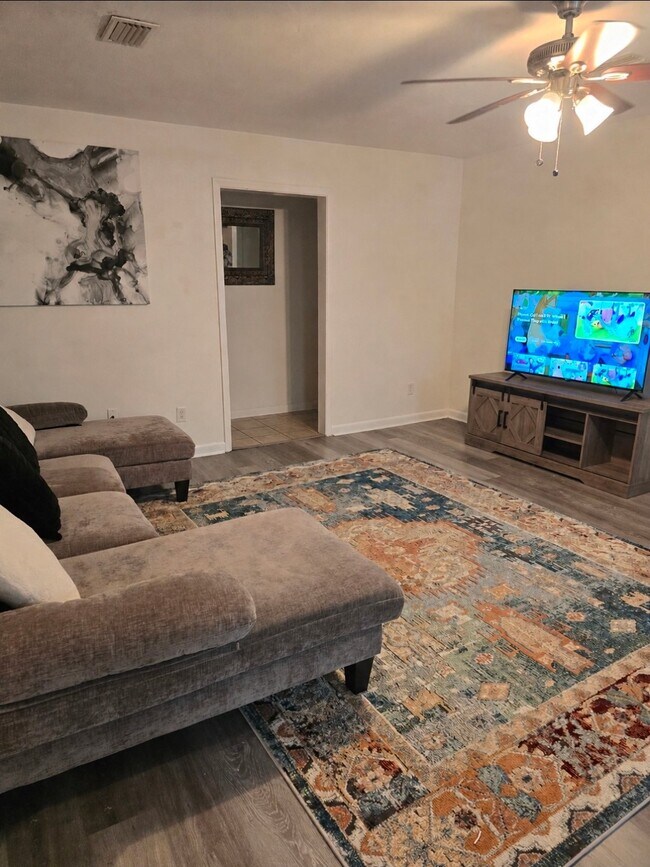 Building Photo - 6145 Vasari Dr