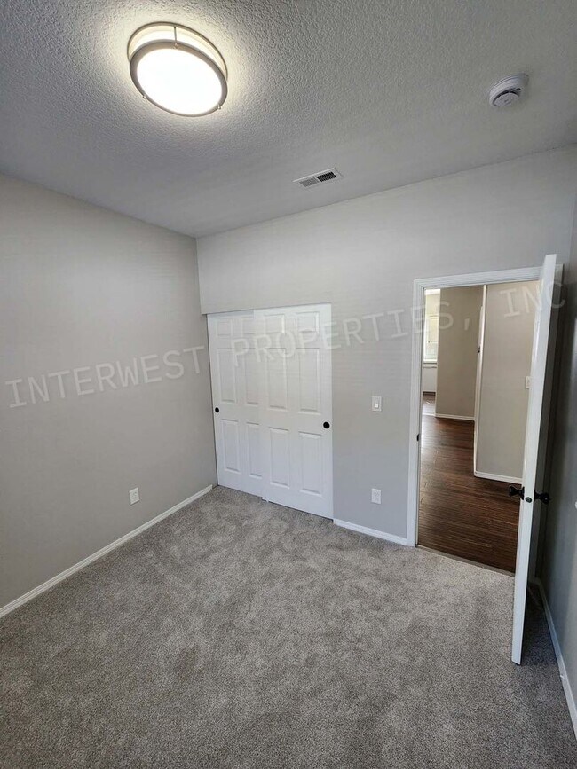 Building Photo - *1ST MONTH'S FREE RENT PROMO* Super Cute 3...