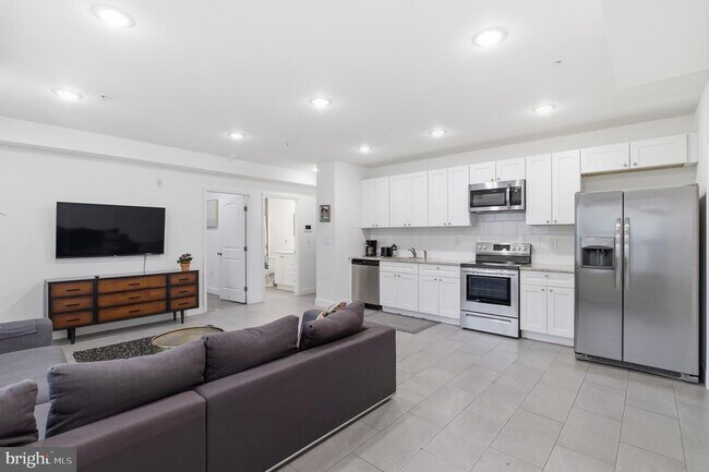 Building Photo - 925 N Broad St