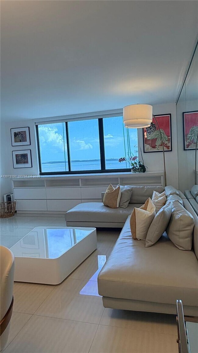 Building Photo - 540 Brickell Key Dr