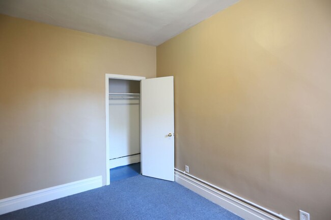 Building Photo - Spacious 3BR/1BA Full Floor Flat in North ...