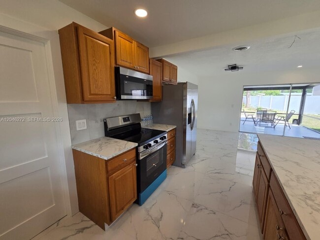 Building Photo - 305 SE Airoso Blvd
