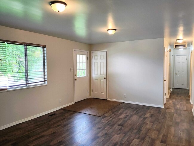 Building Photo - Great 5 Bed 3 Bath Rambler Home in Sandy