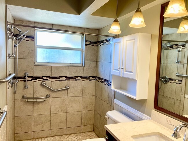 Building Photo - Available soon! 2 bedroom, 1.5 bath home w...