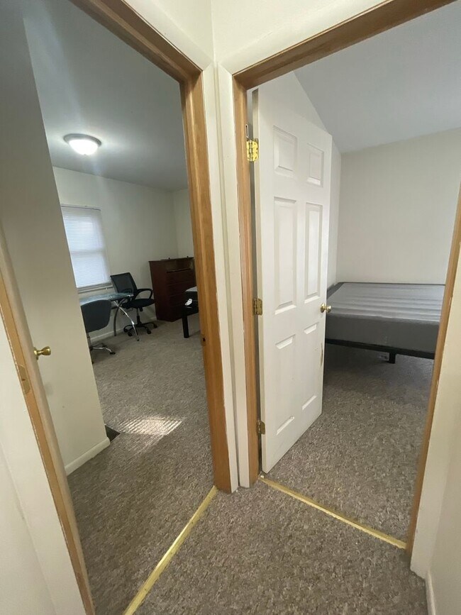 Building Photo - 926 Sylvan Ave