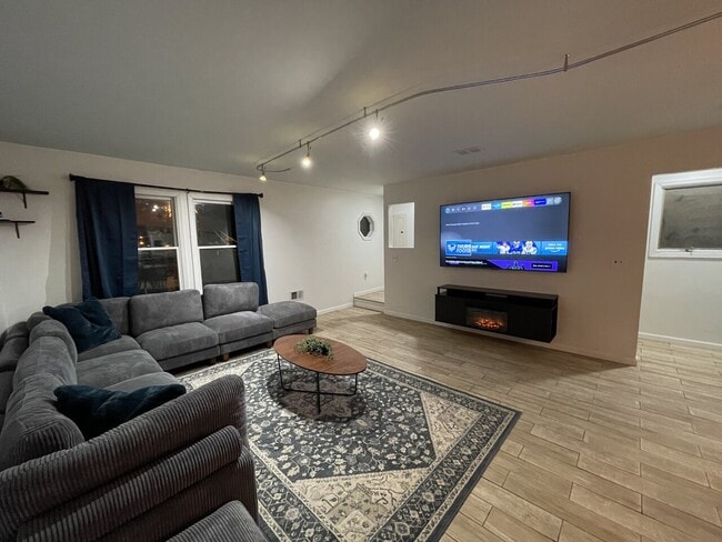 Building Photo - Rooms For Rent