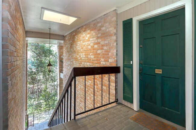 Building Photo - 2238 S Piney Point Rd