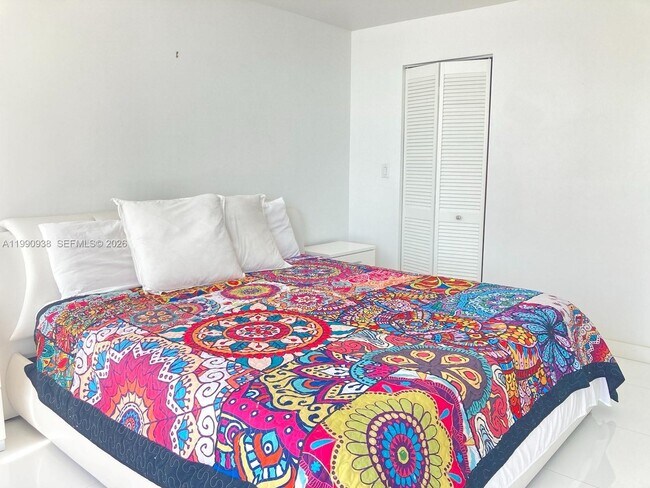 Building Photo - 2555 Collins Ave