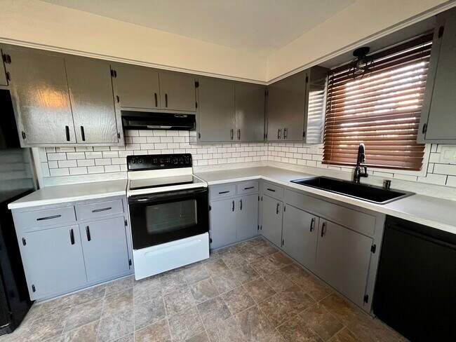 Kitchen - 1329 Fleetfoot Dr