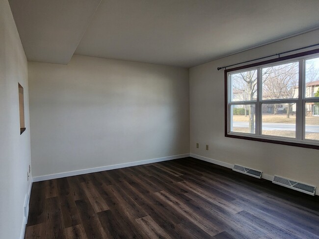 Building Photo - "3-Bed Townhouse with 1.5 Baths in Appleton!