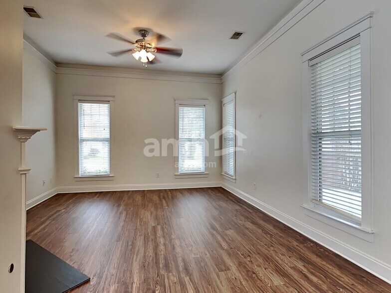 Building Photo - 206 Hydrangea St