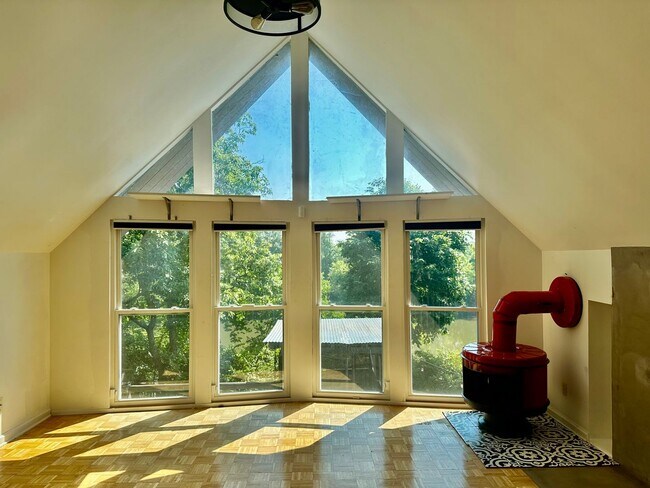 Building Photo - Available now! 3 BR/3BA Madson riverfront ...