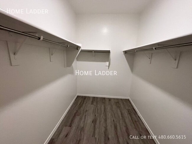 Building Photo - 10453 E Cliffrose Ln