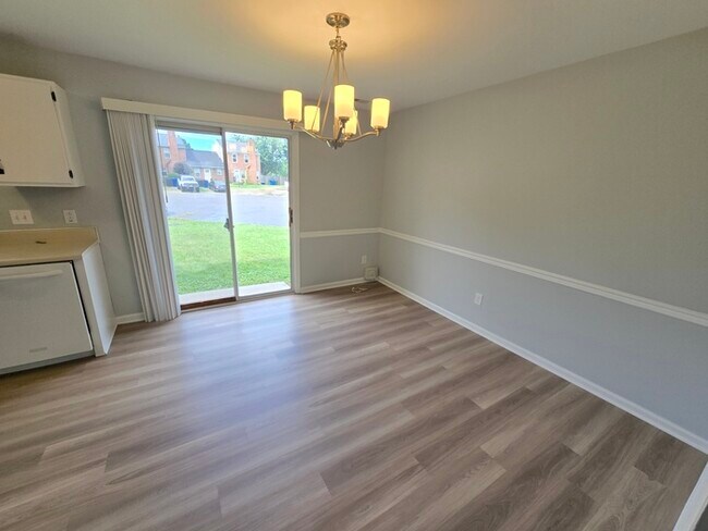 Building Photo - GORGEOUS TOWNHOME IN VIRGINIA BEACH