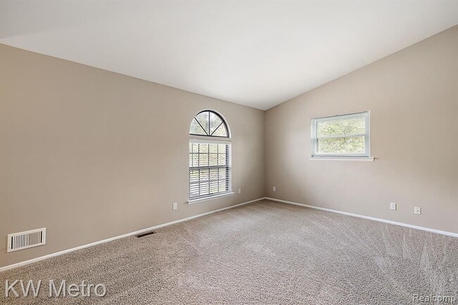 Building Photo - 5652 Drake Hollow Dr E