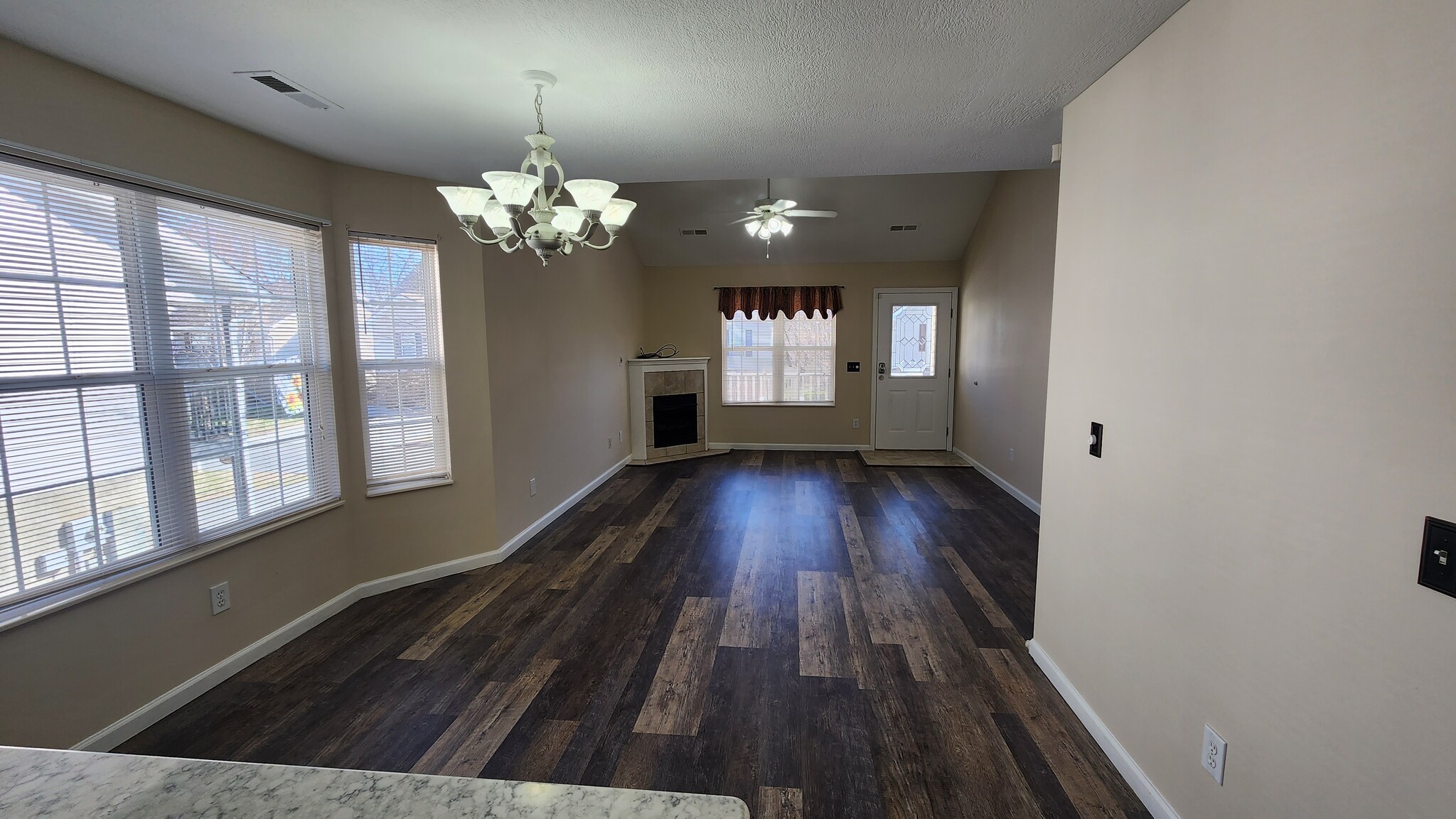 Livingroom / Dining Room from kitchen - 833 Plantation Dr