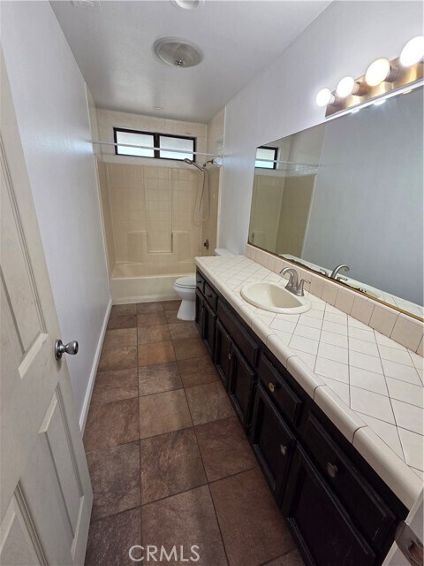 Building Photo - 696 Tilia St