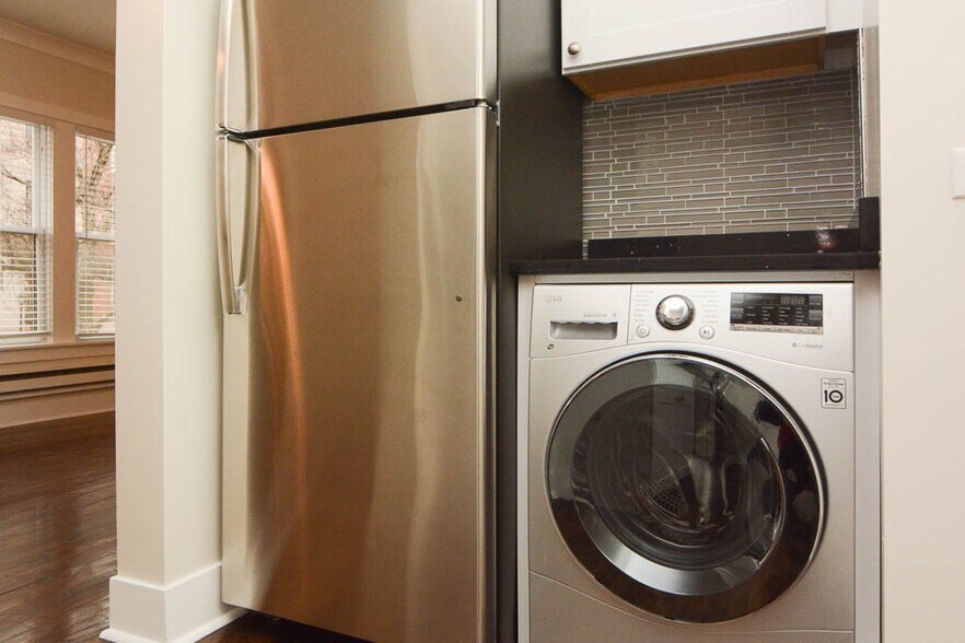 Building Photo - 727 W Roscoe St