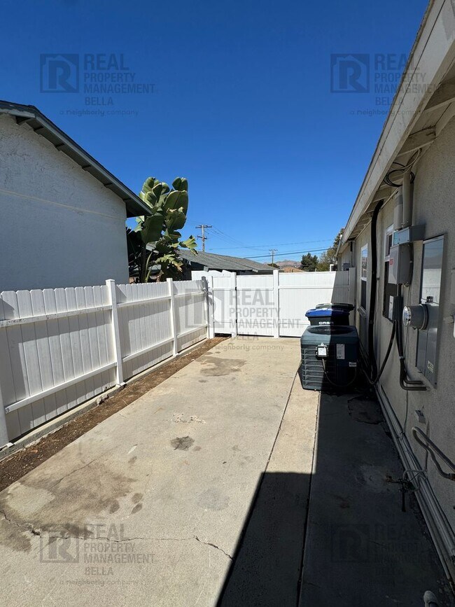 Building Photo - 1403 W Sumner Ave