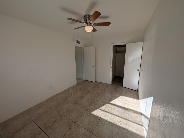 Building Photo - 2597 N Oleander Ave