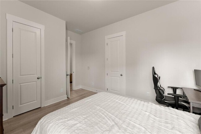 Building Photo - 5841 Woodland Park Ct