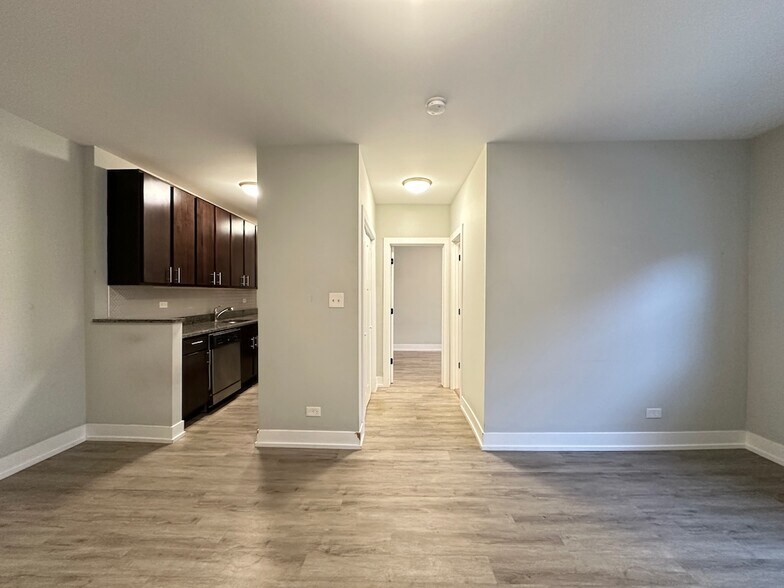 Building Photo - 708 W Brompton Ave