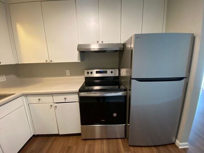 Building Photo - 2 Bedroom Unit was recently renovated. Liv...
