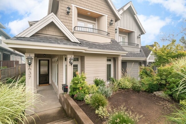 Building Photo - Luxury Townhome in the Heart of Lake Osweg...