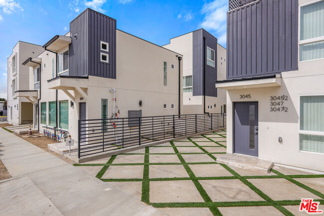 Building Photo - 2700 Fletcher Dr