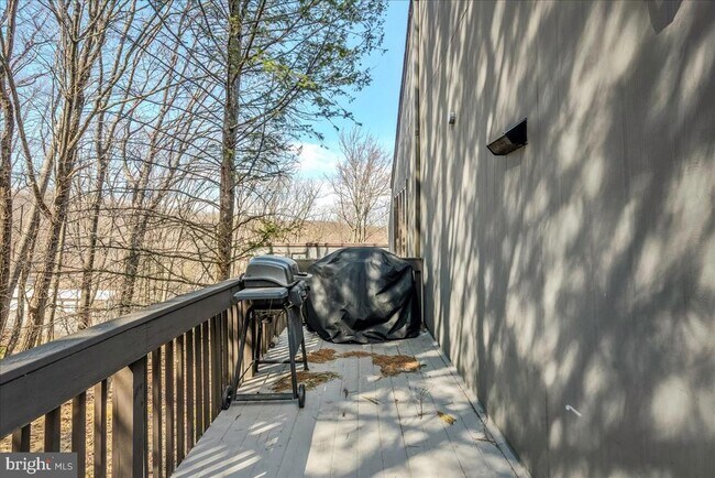 Building Photo - 31 Middle Village Way