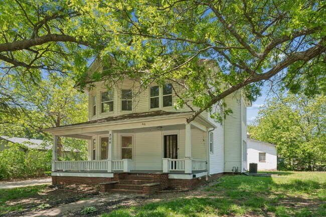 Building Photo - Welcome home to this stunning, light-filled rental that truly has it all! Featuring huge living s...