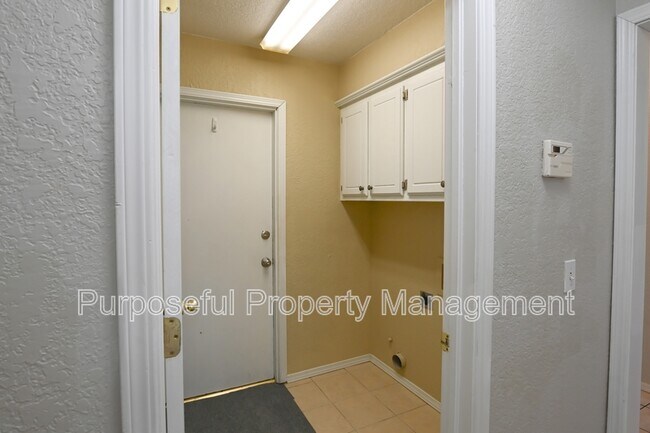 Building Photo - 1121 SW 99th Terrace