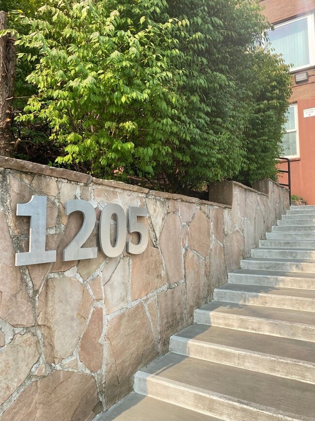 Building Photo - Beautiful apartment in Goose Hallow- Prime...