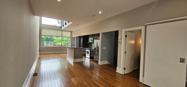 Building Photo - Contemporary Townhome East side of Downtow...