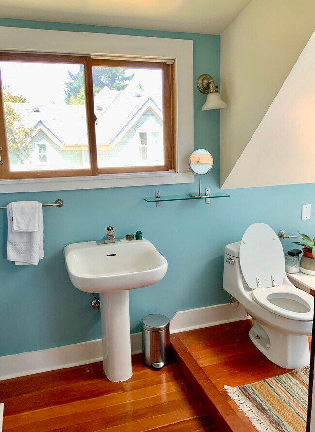 2nd floor bathroom - 4214 N Albina Ave