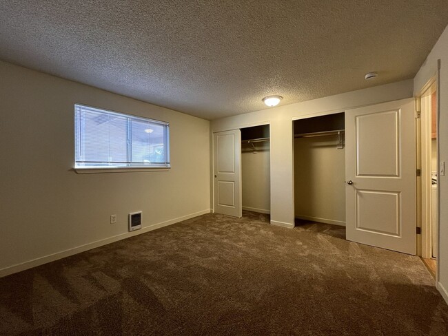 Building Photo - Bright and Airy Home with Stainless Steel Kitchen, Vaulted Ceilings & Washer + Dryer