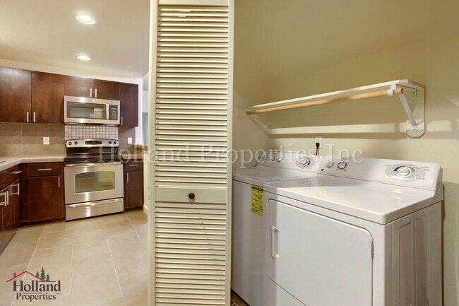 Building Photo - 670 NE Roydon Ln