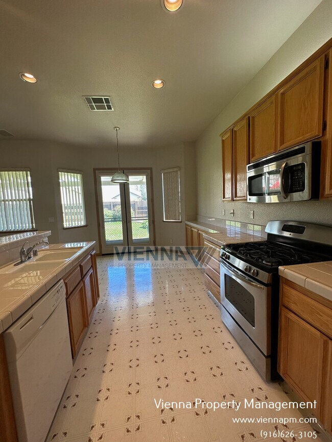 Building Photo - Gorgeous Lincoln Home in Great Neighborhood!
