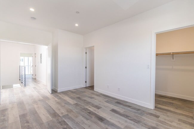 Building Photo - 5142 Riverton Ave